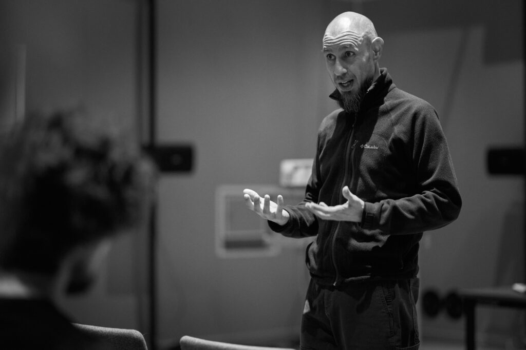 Enrique Mendoza teaching spatial audio workshop in Wrocław