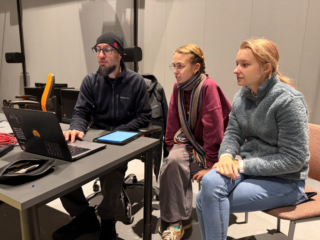 Enrique Mendoza teaching spatial audio workshop in Wrocław