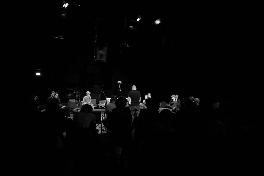 Performance documentation of “no enterramos muertos, sembramos semillas…” at KlangTheater, Vienna.