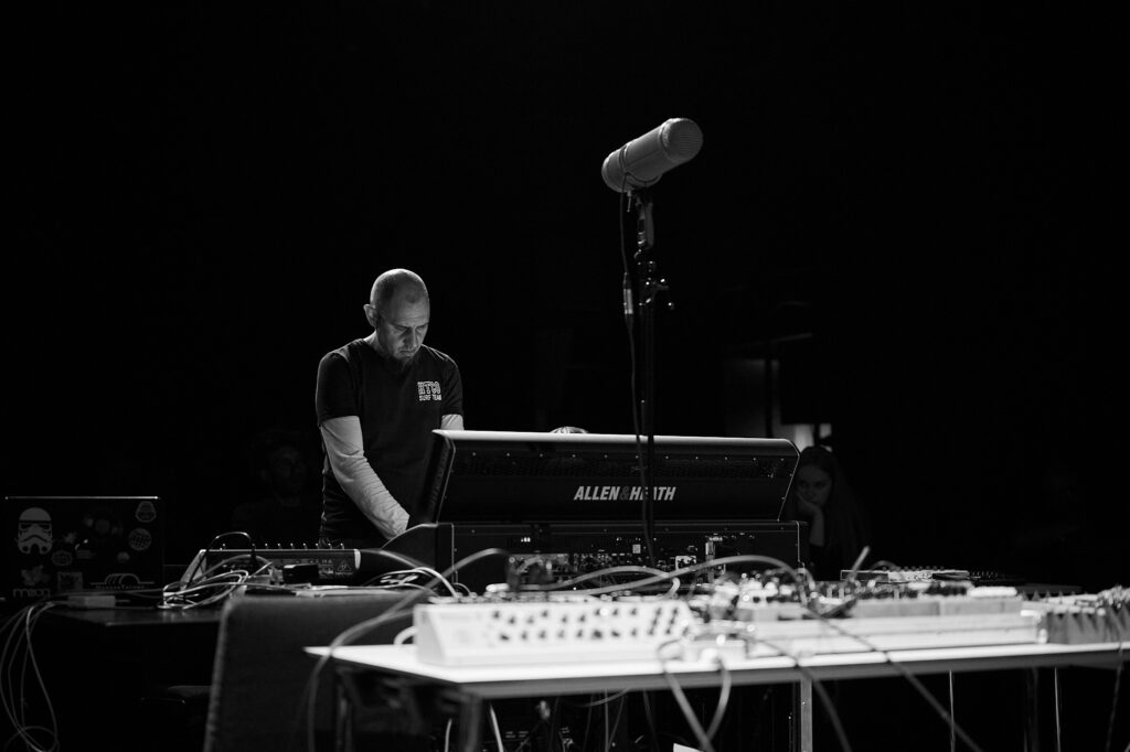 Performance documentation of “no enterramos muertos, sembramos semillas…” at KlangTheater, Vienna.