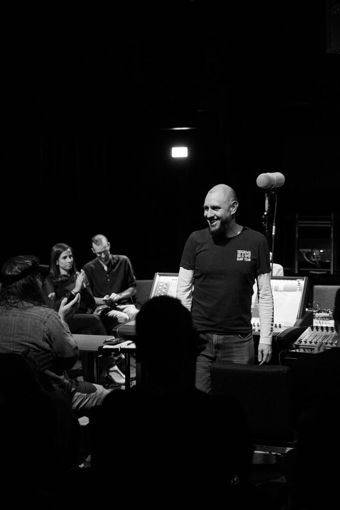 Performance documentation of “no enterramos muertos, sembramos semillas…” at KlangTheater, Vienna.