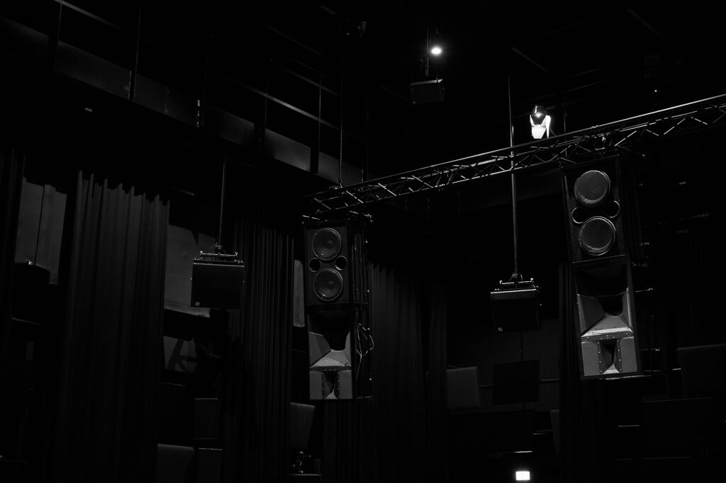 Performance documentation of “no enterramos muertos, sembramos semillas…” at KlangTheater, Vienna.